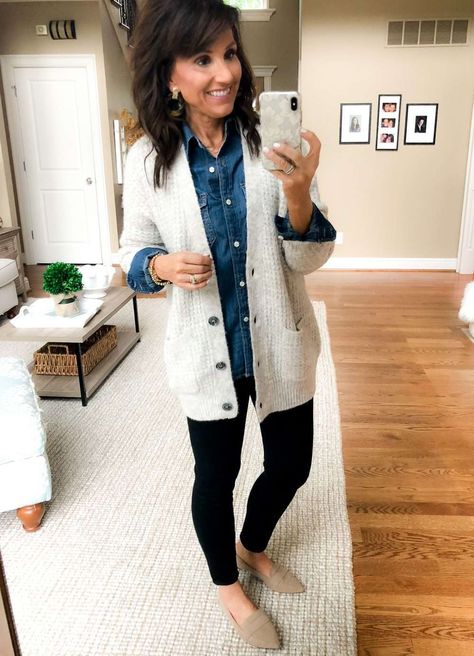 7 Ways to Wear a Denim Shirt - Cyndi Spivey Denim Shirt Outfits, Cream Cardigan Outfit, Chambray Shirt Outfits, Kemeja Denim, Denim Shirt Outfit, Cyndi Spivey, Look Formal, Womens Denim Shirt, 50 Style