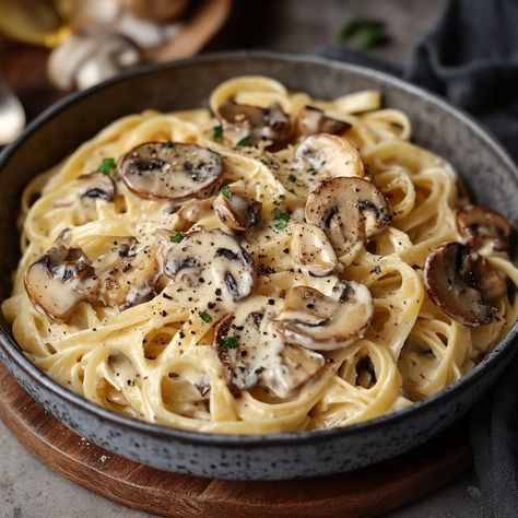 Tagliatelles à la carbonara aux champignons Ingrédients: 4 jaunes d'oeufs 1 oignon 3 gousses d'ail Thym Persil 30 gr. de beurre 100 ml. de sauce soja 400 gr. de tagliatelles 100 gr. de parmesan en poudre (ou pecorino) Sel de mer Poivre noir moulu 1 barquette de champignons mélangés (350 gr.) Instructions: Faites bouillir une grande casserole d'eau salée et faites cuire les tagliatelles jusqu'à ce qu'elles soient al dente. Égouttez-les et réservez. Pendant ce temps, dans une poêle, faites fond... Tagliatelle Carbonara, Mushroom Carbonara, Carbonara Ingredients, Alfredo Sauce Recipe Homemade, Pasta Party, Alfredo Sauce Recipe, Fine Dining Recipes, Egg Yolks, Dinner Plan