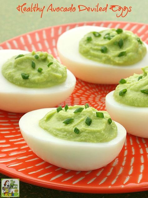 Looking for a green party appetizer recipe for St. Patrick's Day? Then check out this healthy deviled eggs recipe made with avocado! Avocado Deviled Eggs Recipe, St Patrick Day Snacks, Avocado Deviled Eggs, St Patricks Day Food, Avocado Hummus, Deviled Eggs Recipe, Stuffed Avocado Healthy, God Mat, Läcker Mat