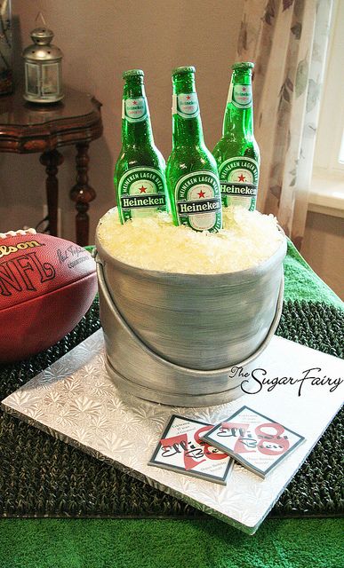 Bucket o' Beer Cake! The bottles are made from sugar and the tops are chocolate. The whole thing is edible, including the printed labels and coasters! Heineken Beer Cake, Heineken Cake, Beer Bucket Cake, Beer Bottle Cake, Cake Design For Men, Alcohol Cake, Bottle Cake, Beer Bucket, Beer Cake