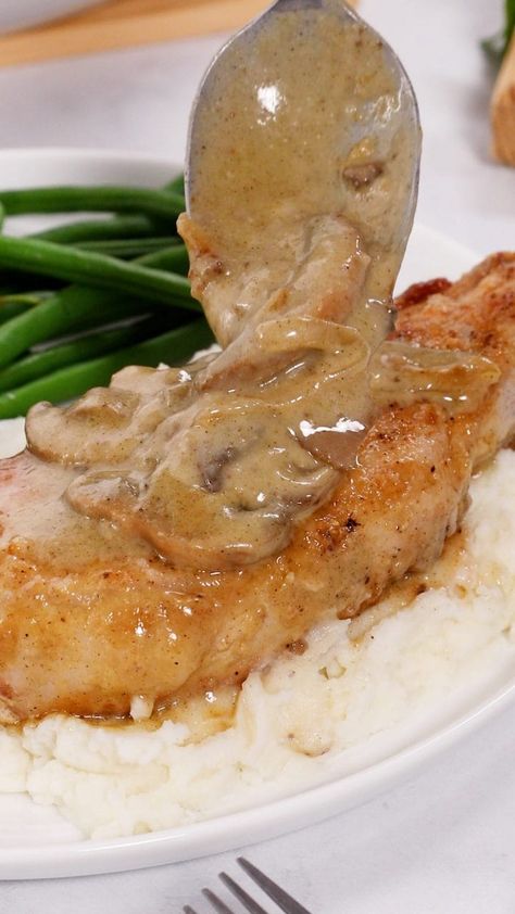 This classic dish is super easy to make. Thick and juicy pork chops are lightly seasoned and seared golden brown, before being nestled into a savory onion and mushroom gravy. Absolutely awesome for any night of the week! Gravy Easy Recipe, Onion Smothered Pork Chops, Thick Pork Chop Recipe, Onion And Mushroom Gravy, Thick Pork Chops, Pork Chops Smothered, Caramelized Onions And Mushrooms, Easy Gravy Recipe, Mushroom Pork Chops