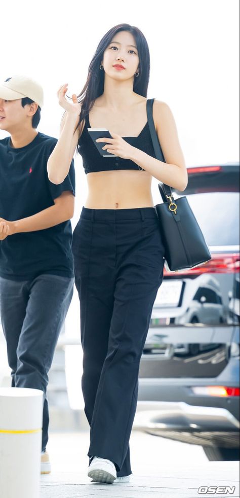 230707 LE SSERAFIM Kazuha at Incheon International Airport Eunchae Airport Fashion, Kazuha Airport Fashion, Le Sserafim Airport Fashion, Kazuha Fashion, Le Sserafim Airport, Kazuha Outfit, Lesserafim Kazuha, Idols Outfits, Le Sserafim Kazuha