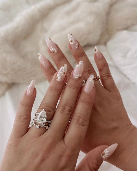 Sweet Daisy Nails For A Floral Spring & Summer Manicure - ReallyRushai Spring Summer Nails Almond, Summer Daisy Nails, Almond Nail Designs Trending Now, Spring Almond Shaped Nails, Daisy Nail Design, Nails Daisy, Spring Manicure, Almond Shaped Nails, Summer Nails Almond