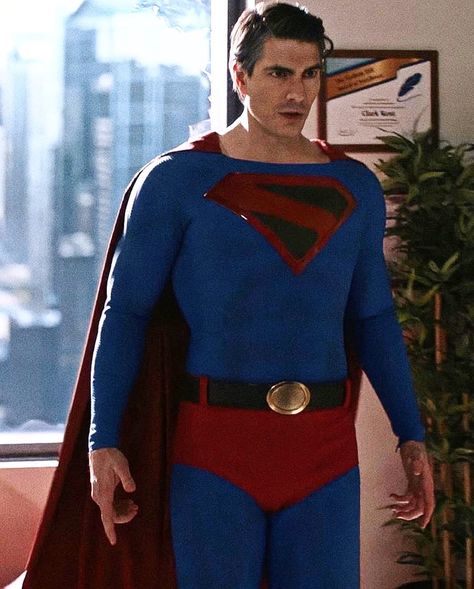 @jscomicart shared a photo on Instagram: “Will never get over how incredible this suit is! 🔥 Best Superman suit imo 🤷‍♂️👏 #superman #kingdomcome #brandonrouth #kalel #dccomics…” • May 7, 2021 at 8:51pm UTC Superman Brandon Routh, Kingdom Come Superman, Brandon Routh Superman, Superman Suit, Teen Wolf Imagines, Superman Pictures, Invincible Comic, Brandon Routh, Superman Costumes