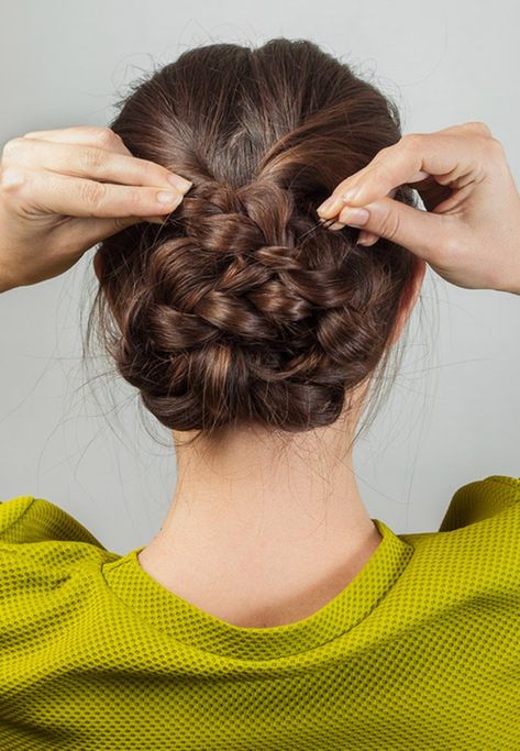 Tuto coiffure : 4 étapes faciles pour réaliser un chignon torsadé canon ! - Magicmaman.com Bun On Top Of Head, Braided Bun Tutorial, Braided Bun Tutorials, Chignon Simple, Bun Hair Piece, Hair Bun Tutorial, Bun Tutorial, Braided Bun, Enola Holmes