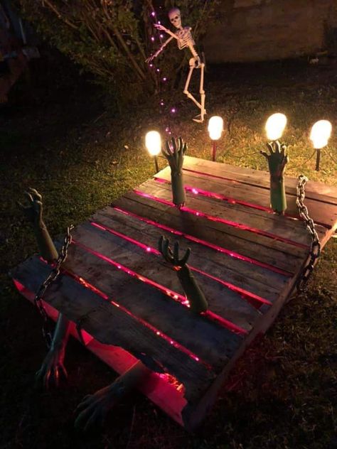 Scary House Decorations Outside, Scary Staircase Halloween, Haunted Hike Ideas, Budget Friendly Outdoor Halloween Decor, Garage Haunted House Diy, Haunted Walk Ideas, Haunted Backyard Ideas, Haunted Farm Ideas, Halloween Barn Party