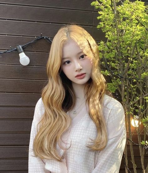 blonde sullyoon Mia Core, Yellow Blonde, Light Blonde Hair, Yellow Hair, Yellow Light, Light Blonde, Light Yellow, Eden, Art Girl