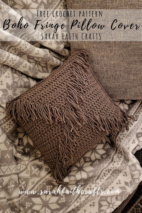 Free crochet pattern for a cute fringe pillow to add a little boho style to your living room or bedroom! Beginner friendly pattern. Pillow Cover Crochet Pattern, Crochet Pillow Patterns Free, Faith Crafts, Crochet Pillow Cover, Crochet Cushion Cover, Crochet Pillow Pattern, Fringe Pillows, Cushion Cover Designs, Boho Fringe