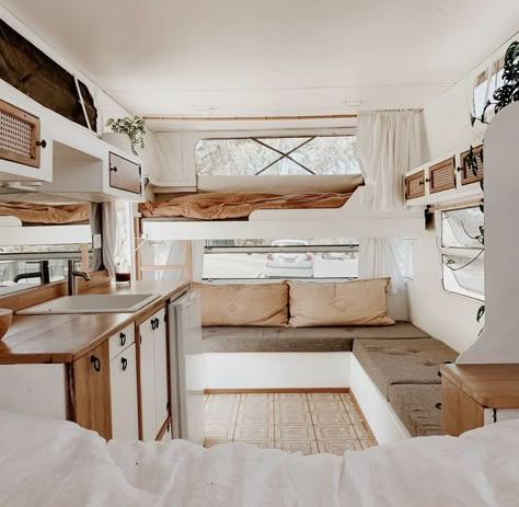 Rustic Style Camper, Neutral Caravan Interior, Kitchen Ideas For Campers, Scandinavian Camper Interior, Husvagn Makeover, Caravan Renovation Diy, Camper House, Van Interior Ideas, Van Renovation