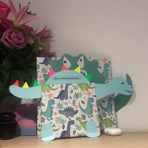 Dinosaur Wrapping Ideas, Dinosaur Gift Wrapping Ideas, Ideas Regalo, Wrap Ideas, Dinosaur Gifts, Wrapping Gifts, Easy Diy Art, Wrapping Ideas, Cute Dinosaur