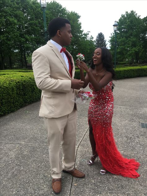 Tan And Red Prom Suit, Red And Beige Prom Couples, Red And Tan Prom Couple, Red Prom Couple Outfit, Red Prom Couple, Couple Prom Outfits, Guys Prom Outfit, Prom Couples Outfits, Red Prom Suit