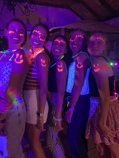 Ideas For Neon Party, Glowing Birthday Party, Aesthetic Neon Party, Birthday Ideas For Best Friend Party, Birthday Glow In The Dark Party, Neon Lights Party Aesthetic, Birthday Party Neon Ideas, Outside Glow In The Dark Party, Glow And Dark Party