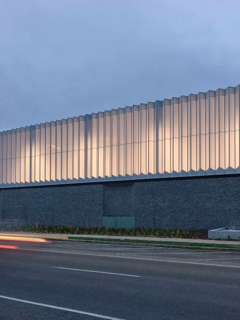 Kosloff Architecture, Derek Swalwell · Delacombe Stadium · Divisare Gym Facade, Translucent Wall, Factory Architecture, Warehouse Design, Passive Design, School Gym, Industrial Architecture, Sport Hall, The Local Project