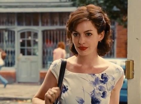 One Day Anne Hathaway Short Hair, Anne Hathaway Hair, Wash Out Hair Color, Anne Hathaway Catwoman, Hair Color Spray, Cat Woman Costume, Spring Hairstyles, Anne Hathaway, Movie Photo