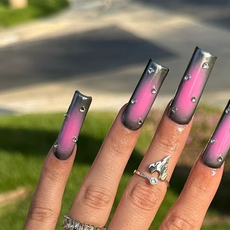 Nail Story | IE Nail Artists on Instagram: "🔗 Chrome aura 💓✨  💅🏼 Acrylic square set with silver chrome & pink airbrushed auras  💁🏻‍♂️ Nails & designs by Daniel  #auranails#auranailart#airbrushnails#airbrushnailart#airbrushnailsart#chromenailart#chromenails" Pink And Silver Chrome Nails, Silver Aura Nails, Airbrush Art Nails, Aura Acrylic Nails, Aura Nails Acrylic, Chrome Aura Nails, Airbrushed Nails, Nails Aesthetics, Nail Story