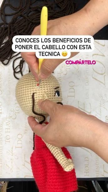 Maria's Lovely Hobby (amigurumis) on Instagram: "Existen varias técnicas para poner cabello a tu muñequita amigurumi y esta es una de mis preferidas 😉😊 quieres saber por que?😉 Pues bien 👍 ✅ comienzo diciendo que te ayudará a evitar que la cabeza tenga mucho peso ❇️ ✅ ahorras material ❇️ ✅ avanzas más rápido, por lo cual te ahorra tiempo ⏱ ✅ y por último se ve más bonito 🤭❇️❇️ opinión personal 🤣🤭🤭 Dime que te pareció 😉 te gusto? El Paso a paso esta en mi canal de YouTube ✅ enlace en mi b Knit Toys, Crochet Doll Pattern, Knitted Toys, Doll Pattern, Crochet Doll, Art Project, Crochet Amigurumi, Straw Bag, Art Projects