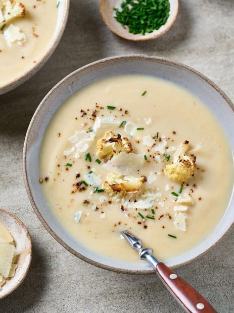 Creamy Roasted Cauliflower Soup - Lemon Blossoms Easy Cauliflower Soup, Creamy Carrot Soup, Creamy Cauliflower Soup, Roasted Cauliflower Soup, Cauliflower Soup Recipes, Creamy Cauliflower, Lemon Blossoms, Vegan Cauliflower, Cafe Ideas