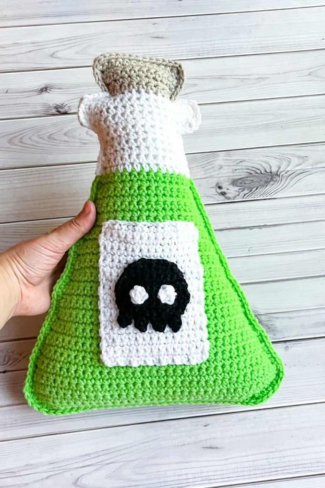 Crochet Potion Bottle Pattern - thecaffeinatedsnail.com Crochet Coffin Pattern Free, Crochet Potion Bottle, Halloween Crochet Pillow, Crochet Skull Patterns, Caron One Pound Yarn, Crochet Labels, Halloween Amigurumi, Magical Decor, Skull Pillow