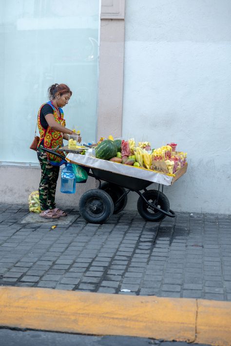 Street vendor on the streets of Mexico selling fruit Mexican Street Food Vendor, Mexican Market, Mexican Street Food, Broken Screen Wallpaper, Street Vendor, Fruit Shop, Broken Screen, Fruit Stands, Mexican Street