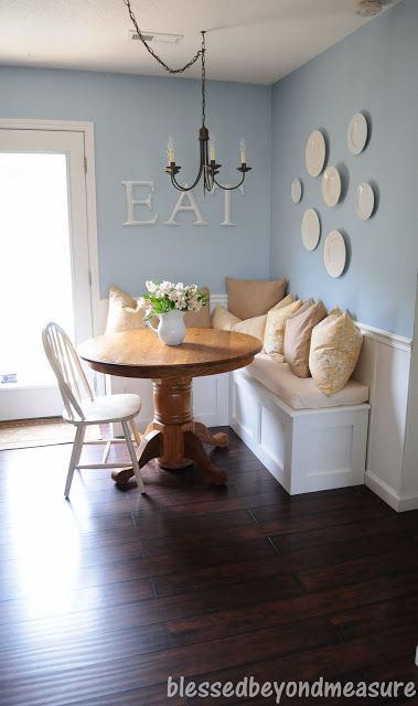 L shaped banquette bench for corner of kitchen. Plates On The Wall, Corner Bench Seating, Corner Banquette, Diy Breakfast, Corner Seating, Breakfast Nooks, Banquette Seating, Kitchen Corner, Kitchen Benches