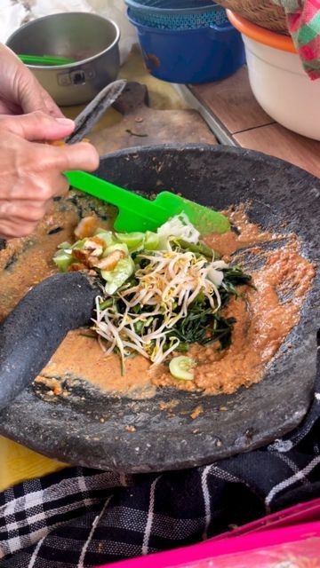 Prawn Crackers, Mixed Salad, Gado Gado, Indonesian Food, The Sauce, Tempeh, Eat Local, Traditional Food, Cashew