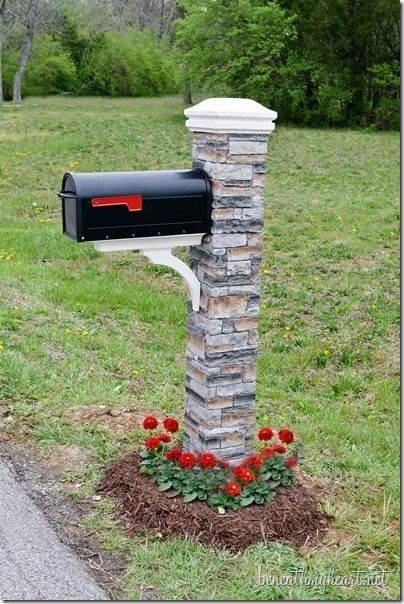 mailbox post Decorating Backyard, Porch Gardening, Plants Porch, Stone Mailbox, Porches Ideas, Brick Mailbox, Mailbox Makeover, Porch Inspiration, Mailbox Landscaping