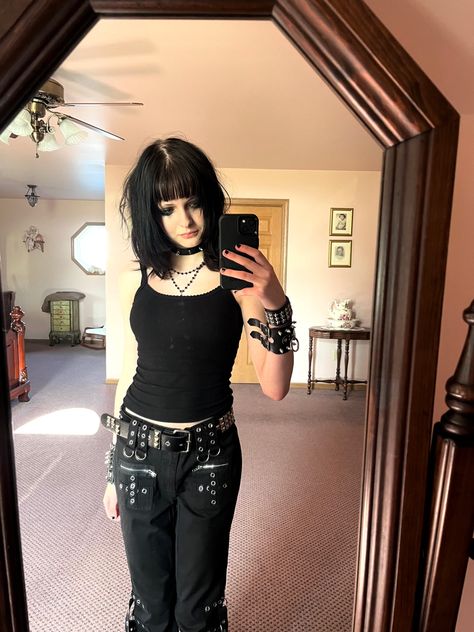 Emo Style Women, Goth Y2k Aesthetic Outfit, Mild Goth Outfit, Gothic Simple Outfit, Goth Outfits With Jeans, 2000 Goth Fashion, Gothic Outfit Inspiration, Emo Winter Outfits 2000s, Early 2000s Goth Fashion