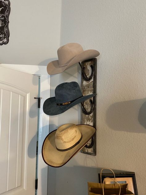 Horseshoe hat rack, angle iron border with a rustic background, refurbished horseshoes and distressed wood. Country Girl Rooms, Hat Rack Ideas, Cowboy Boot Crafts, Western Room Ideas, Western Rooms, Saddle Rack, Horseshoe Projects, Western Bedroom, Rustic Background