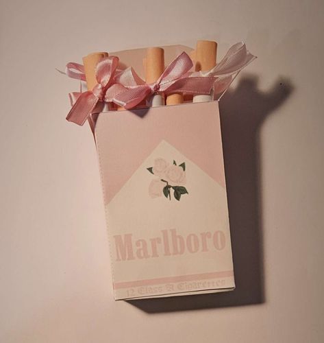 coquette cute lana del rey aesthetic cigarette box cigarettes bow cute cigarettes Pink Ciggerate Aesthetic, Pink Ciggerate, Coquette Ciggarates, Cute Lana Del Rey, Juju Core, Aesthetic Chaos, Classic Coquette, Lana Del Rey Aesthetic, Rey Aesthetic