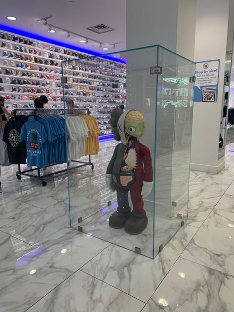 Kaws giant figurine at urban necessities Las Vegas Kaws Display, Kaws In House, Kaws Museum, Kaws Exhibit, Kaws Statue Home, Kaws Figurine, Bearbrick 1000% Display, Richie Rich, Buy Sell Trade