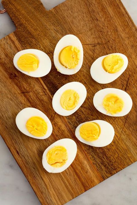 hard boiled eggs vertical Cabbage Boiled, Paleo Diet Snacks, Easy Hard Boiled Eggs, Egg And Grapefruit Diet, Hard Boiled Egg Recipes, Making Hard Boiled Eggs, Perfect Hard Boiled Eggs, Egg Diet Plan, Hard Boiled Egg