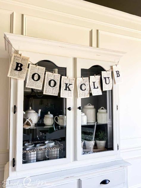 5 Easy Ideas to Create a Tablescape for a Book Club Gathering Book Club Hosting Decor, Spooky Book Club Party, Hosting A Book Club Party, Book Club Tablescape, Halloween Book Club Party, Book Club Decorations, Hygge Homemaking, Christmas Book Club Party, Book Club Decor