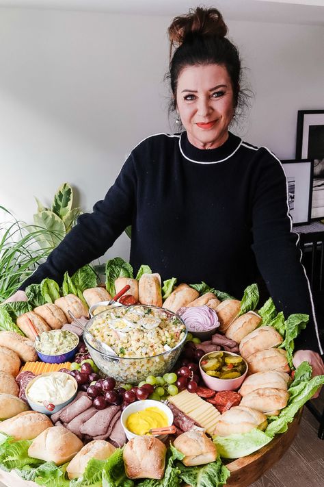 Epic Roast Beef Sandwich Board #roastbeefsandwichboard #epicsandwichboard #epiccharcuterie #reluctantentertainer Food Platters Dinner, Roast Beef Sandwich, Sandwich Bar, Roast Beef Sandwiches, Casual Entertaining, Sandwich Board, Charcuterie Platter, Veggie Sandwich, Charcuterie Inspiration