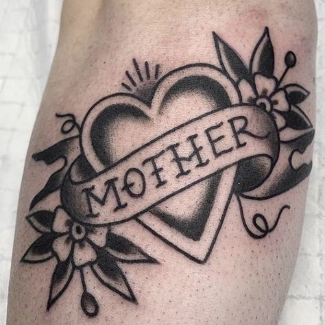 Traditional Tattoo Names, Mom Tattoos For Guys, Sailor Vintage, Scroll Tattoos, Heart Tattoos With Names, Traditional Heart Tattoos, Mom Heart Tattoo, Mum Tattoo, Traditional Black Tattoo