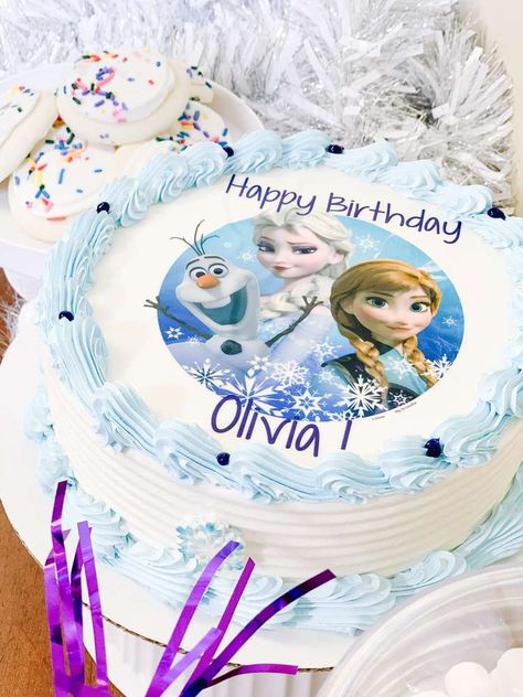 Frozen Theme Birthday Party | CatchMyParty.com Castle Birthday Party Ideas, Winter Candy Land, Party Banner Ideas, Birthday Ice Cream Cake, Balloon Garland Birthday, Olaf Birthday Cake, Target Party, Castle Birthday Party, Living In A Hotel