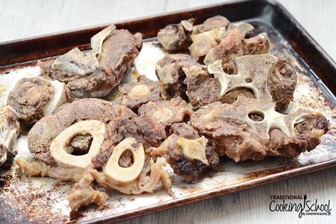 baking tray of roasted meaty beef bones Beef Broth Recipe, Homemade Beef Bone Broth, Beef Bone Broth Recipe, Homemade Beef Broth, Drinking Bone Broth, Frozen Beef, Bone Soup, Raw Apple Cider Vinegar, Bone Broth Recipe