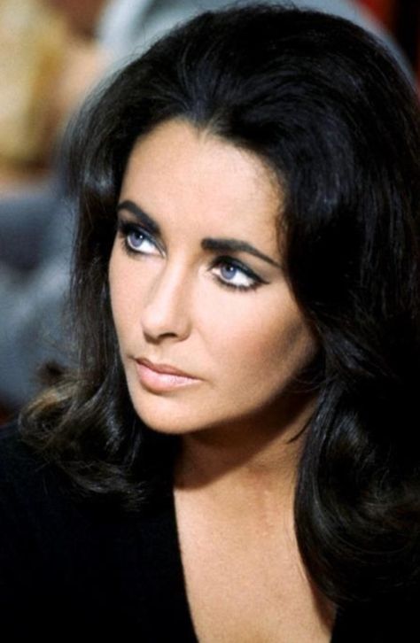 Famous woman Liz Taylor Klasik Hollywood, Pose Pengantin, Violet Eyes, Old Hollywood Stars, Tilda Swinton, Hollywood Icons, Actrices Hollywood, Sophia Loren, Old Hollywood Glamour