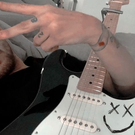 White Guitar, Louis Tomlinson, Electric Guitar, The Good, Guitar, Fan, Tumblr