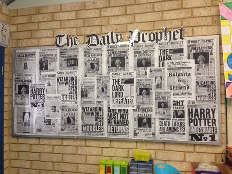 Harry Potter classroom Daily Prophet Bulletin Board Harry Potter Classroom Decorations, Harry Potter Bulletin Board, Harry Potter Lessons, Harry Potter Newspaper, Harry Potter Classroom Theme, Halloween Library, Harry Potter Classes, Harry Potter Library, Esl Ideas