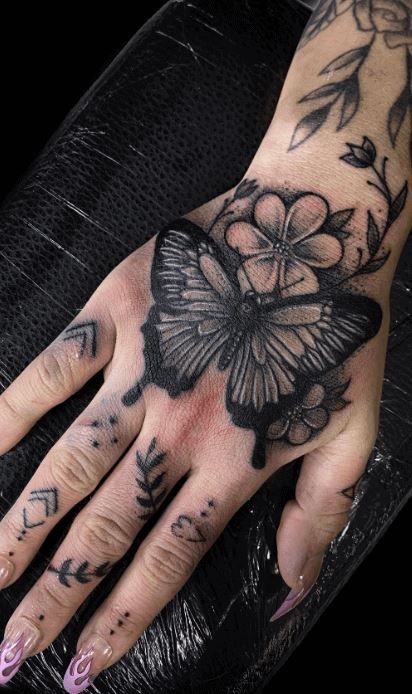 100 Hand Tattoos For Women With Style - Tattoo Me Now Eye Hand Tattoos For Women, Hand Palm Tattoos, Traditional Hand Tattoo, Hand Tattoo Designs, Mandala Hand Tattoos, Butterfly Hand Tattoo, Rose Hand Tattoo, Tattoo Me, Libra Tattoo