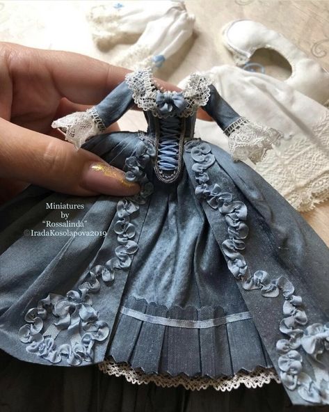 13 Things I Found on the Internet Today (Vol. DCXXXIV) Dollhouse Doll Clothes, Dollhouse Clothes, Miniature Dress, Messy Nessy Chic, Diy Doll Miniatures, Victorian Dolls, Half Dolls, Silk Outfit, Art Dolls Handmade