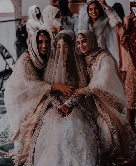 Bridesmaid Poses, Muslim Wedding Photography, Bridesmaid Pictures, Bridesmaid Photoshoot, Indian Wedding Couple Photography, Asian Bridal Dresses, Bride Photography Poses, Indian Wedding Couple, Wedding Photoshoot Poses