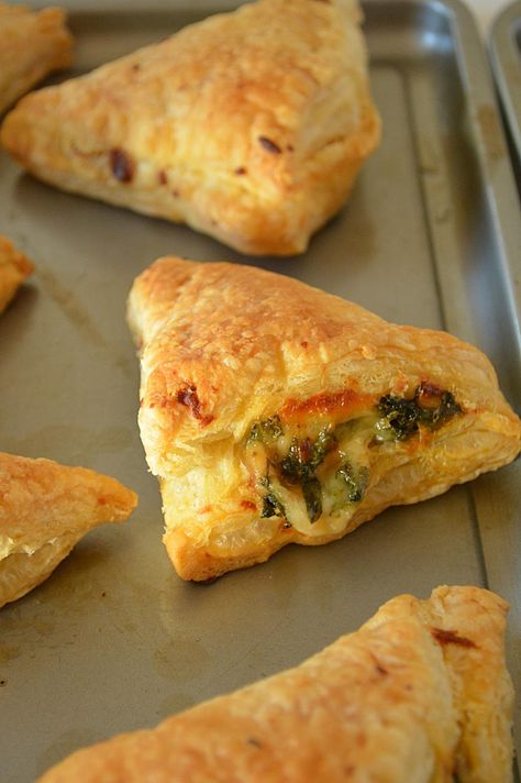 Veg Puff Recipe, Pastry Turnovers, Puff Pastry Recipes Dinner, Spinach Puff, Puff Pastry Appetizers, Zucchini Feta, Pasta Vegetariana, Puff Recipe, Savory Pastry