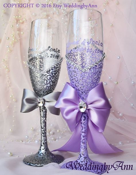 The perfect decoration for the top table at your wedding. An Elegant pair of Silver and Lavender toasting flutes for the bride and groom with a matching cake serving set are hands decorated with an original painting design and Silver and Lavender bows with beautiful High Quality sparkling rhinestone crystals. They look very gently in reality and crystals give beautiful shine! I use just High-Quality Metal Brooches ( Or Crystals) Grade AAA Glass Rhinestone Crystals Glasses will be a luxurious acc Lilac Themed Wedding Table Settings, Purple Table Settings Wedding, Lilac And Silver Wedding, Lavender And Silver Wedding, Quince Purple, Tangled Quince, Purple Table Settings, Silver Wedding Theme, Wedding Cake Serving Set