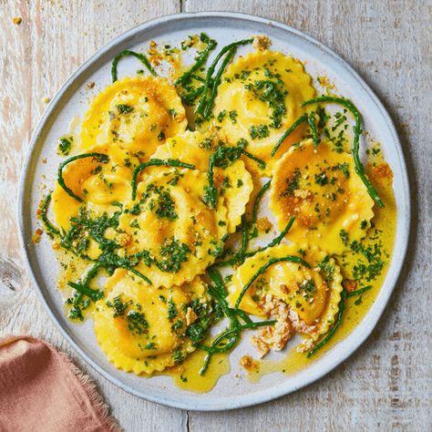 How to make Chilli & Crab Ravioli with Lemon Butter & Samphire – Pasta Evangelists Prawn Ravioli, Crab Ravioli, How To Make Chilli, Chilli Crab, Sage Butter Sauce, Sage Butter, Food Critic, Cooking Seafood, Pasta Machine