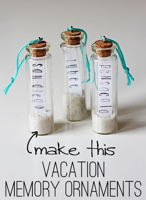 vacation memory ornaments - so cute and easy! Memory Ornaments, Deco Marine, Vacation Memories, Beach Christmas, Diy Spring, Memorial Ornaments, Beach Crafts, Apothecary Jars, Beach Themes