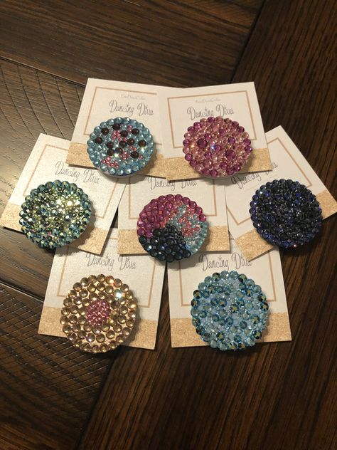 Swarovski crystal pop sockets 😍 Get yours now...Any color! www.etsy.com/shop/designsforelegance Pop Socket Ideas, Bedazzled Stuff, Diy Pop Socket, Rhinestone Designs Templates, Rhinestone Projects, Pop Sockets, Diy Jeans, Bling Crafts, Custom Bling