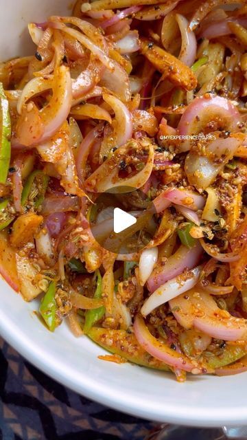 Mango Pickle Recipes Indian, Onion Pickle Recipe, Spicy Pickled Onions, Chilli Pickle Recipe, Raw Mango Pickle, Indian Pickle Recipe, Onion Pickle, Green Chilli Pickle, Green Chill