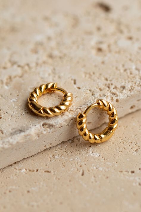 Jewellery Photography Inspiration, Twist Earrings, Jewelry Product Shots, Creative Jewelry Photography, Jewelry Photography Styling, Jewelry Photoshoot, Jairzinho, Gold Earrings Designs, Jewelry Photography