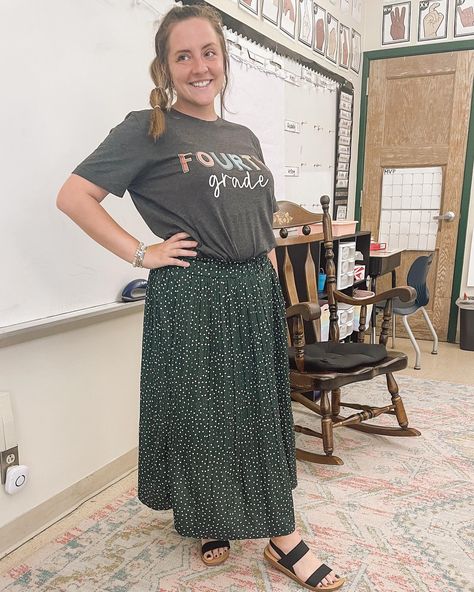 The absolute chokehold BUBBLE 🫧 braids have on me 👀🥹 I love them! • • • #teachersfollowteachers #igteachers #teacher #teachersofinstagram #teachersofig #teacherlife #education #educators #educator #teaching #teachingideas #4thgradeteacher #4thgrade #teacherootd #teachergram #iteachtoo #teacherstyle #teacherootd #iteach4thgrade #teachersofig #classroom #scienceofreading Long Skirt Teacher Outfit, T Shirt And Skirt Outfit Teacher, Plus Teacher Outfits 2022, Bleached Teacher Shirt, Elemtary Teacher Outfits, Teacher Ootd, Bubble Braids, Teacher Style, Teacher Outfits